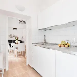 By The Colosseum - White Chic Flats , Rome Italie